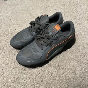 Puma Men's Gray and Orange Sneakers R system